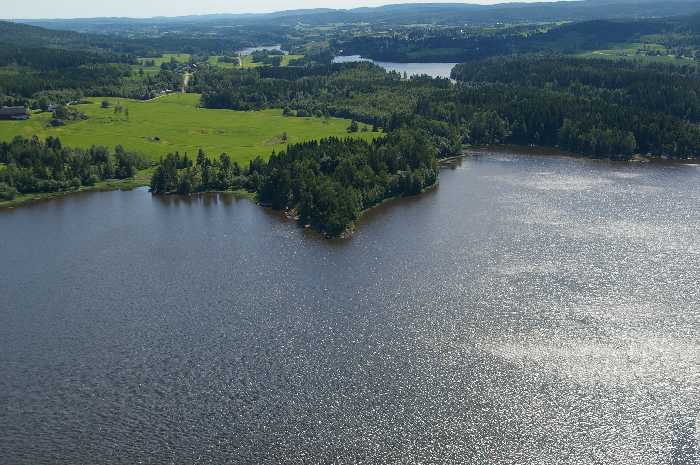 Große Wasserflächen und kleinere wechseln sich hier ab